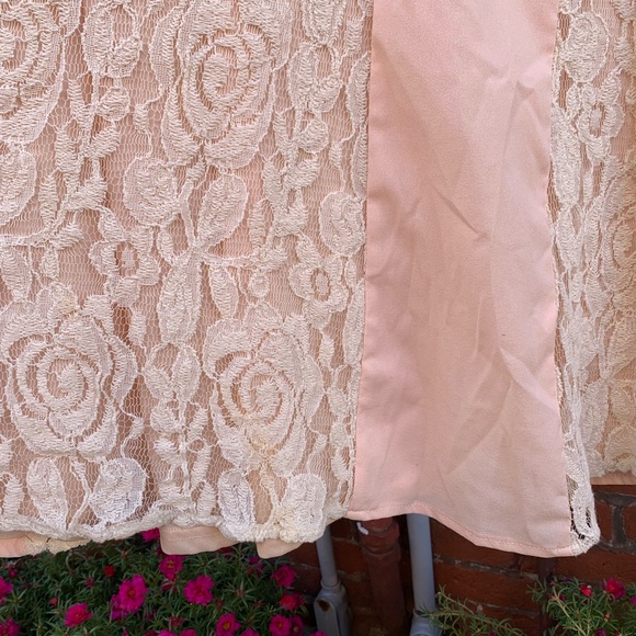 Vintage style lace gown - Picture 13 of 14